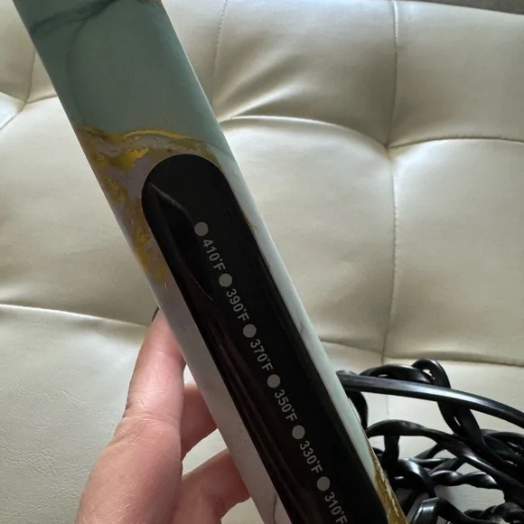 MUST GO MOVING SALE- TODAY ONLY 👱‍♀️ CHI Flat Iron straightener - Picture 2 of 8